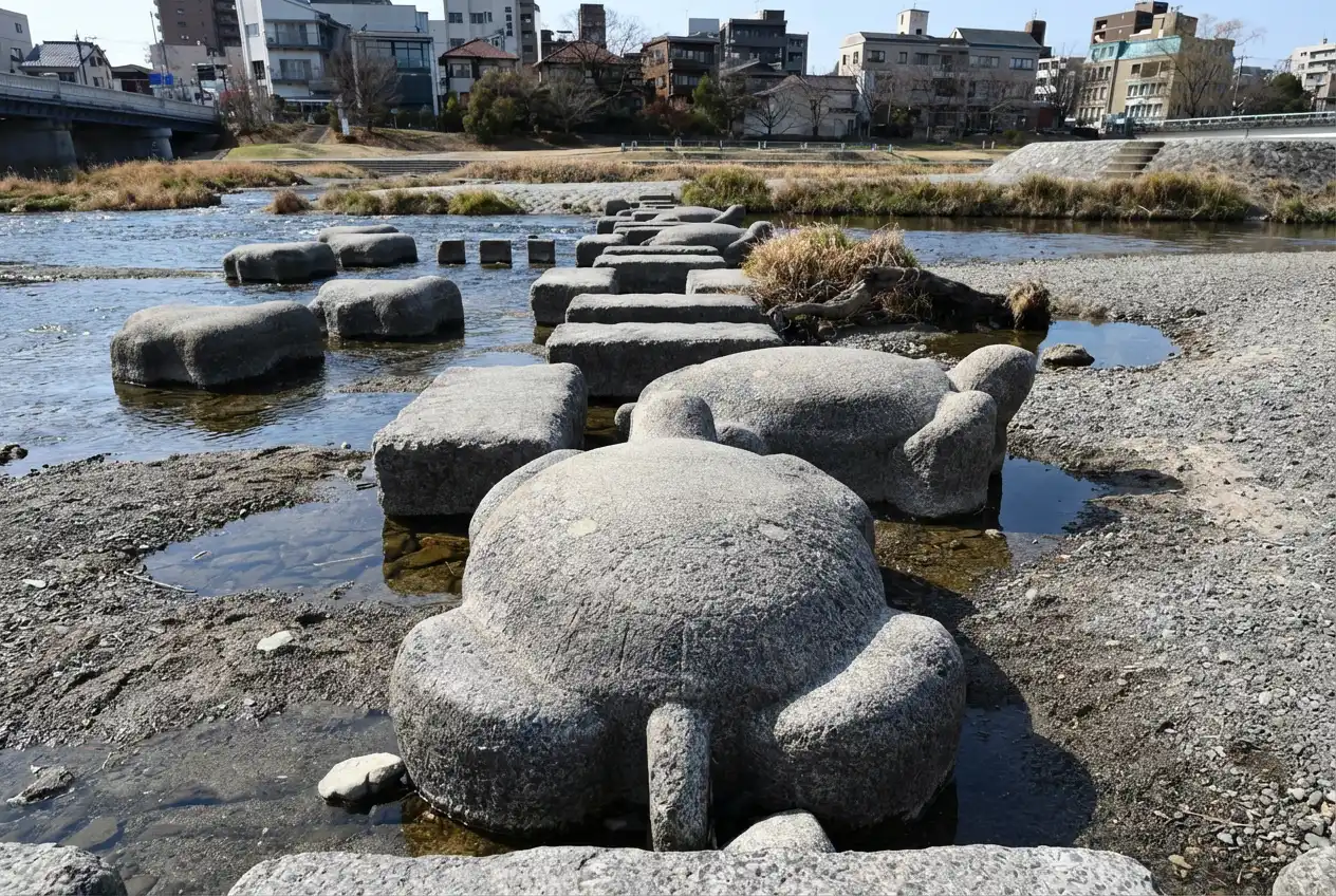Camino de piedras y paseos junto al río en Demachiyanagi