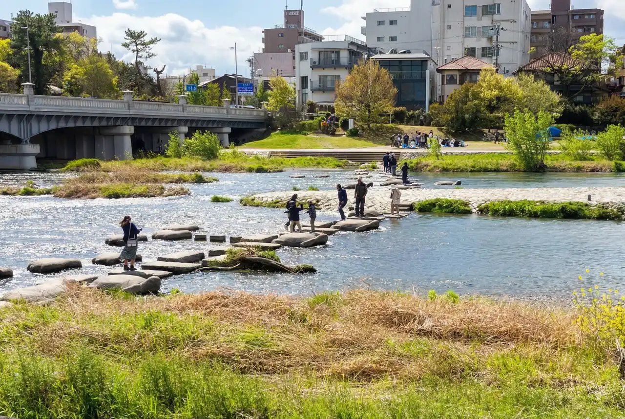 Demachiyanagi y Kamogawa Delta: qué es y por qué importa