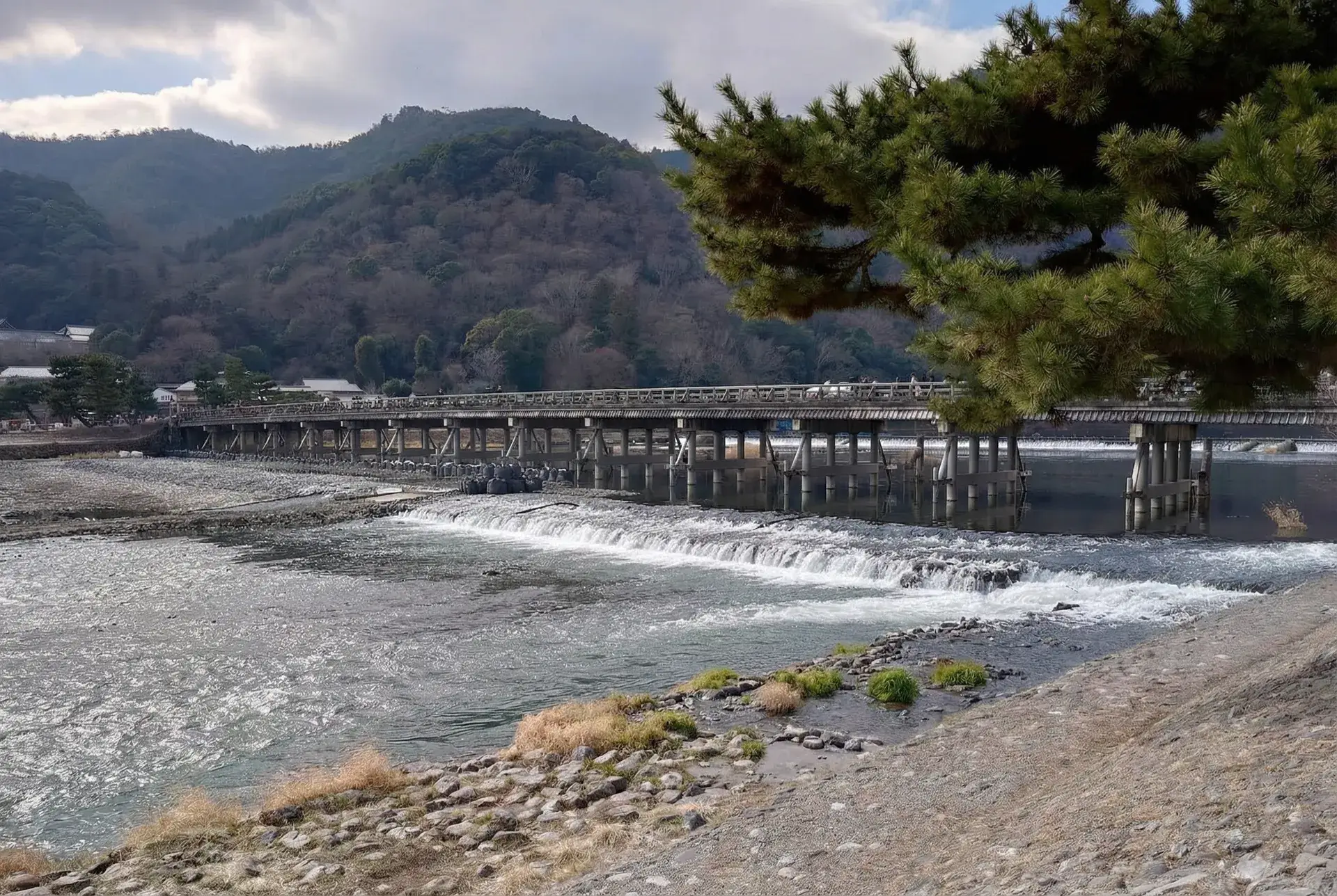 Puente Togetsukyo y el paisaje cambiante del río Katsura